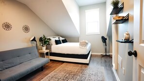 2 bedrooms, iron/ironing board, WiFi, bed sheets - 2BR Pittsburgh Farmhouse - Close to Stadiums & Hospital - Free Street Parking (Pittsburgh)