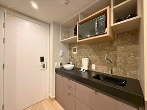 Deluxe Studio | Bathroom | Shower, hair dryer, towels, soap - LM BEACH HAUS (João Pessoa)