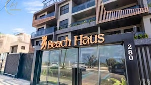 A modern building with a sign reading 'Beach Haus' and the number 280. - LM BEACH HAUS (João Pessoa)