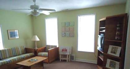 Spacious 3-bedroom apartment steps from the beach in St. Joseph