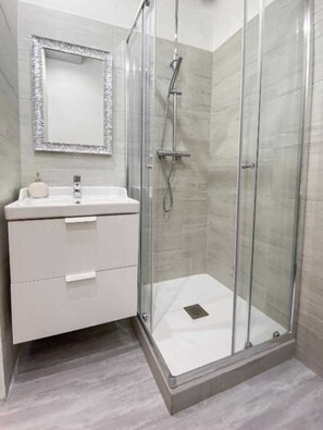 Separate bathtub and shower, hair dryer, towels, soap - Alloggio in Pieno Centro a Trento  (Trento)