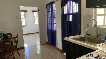 Réfrigérateur, micro-ondes, plaque de cuisson, cafetiÚre/bouilloire