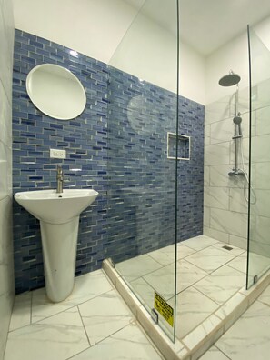 Haartrockner, Handtücher, Toilettenpapier