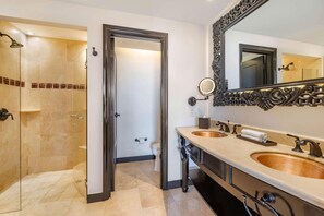 Een haardroger, handdoeken