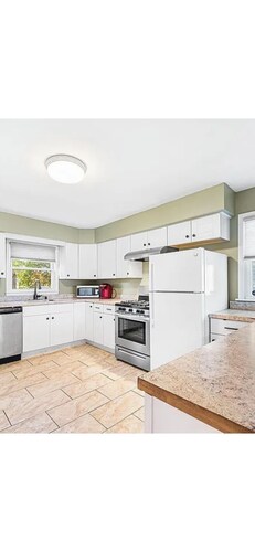 Spacious 5-bedroom yellow house in welcoming Ewing Township with AC