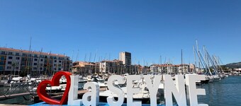Apartment residence- terrace- parking- 10 min walk from the Sablettes beach