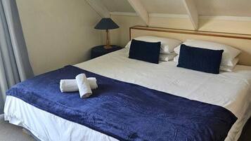 Apartamento estándar, vistas a la playa | Caja fuerte, tabla de planchar con plancha, wifi gratis