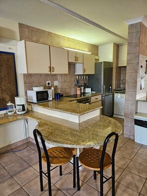 Standard-íbúð - útsýni yfir strönd | Einkaeldhús | Rafmagnsketill