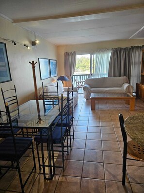 Standard-íbúð - útsýni yfir strönd | Borðhald á herbergi eingöngu