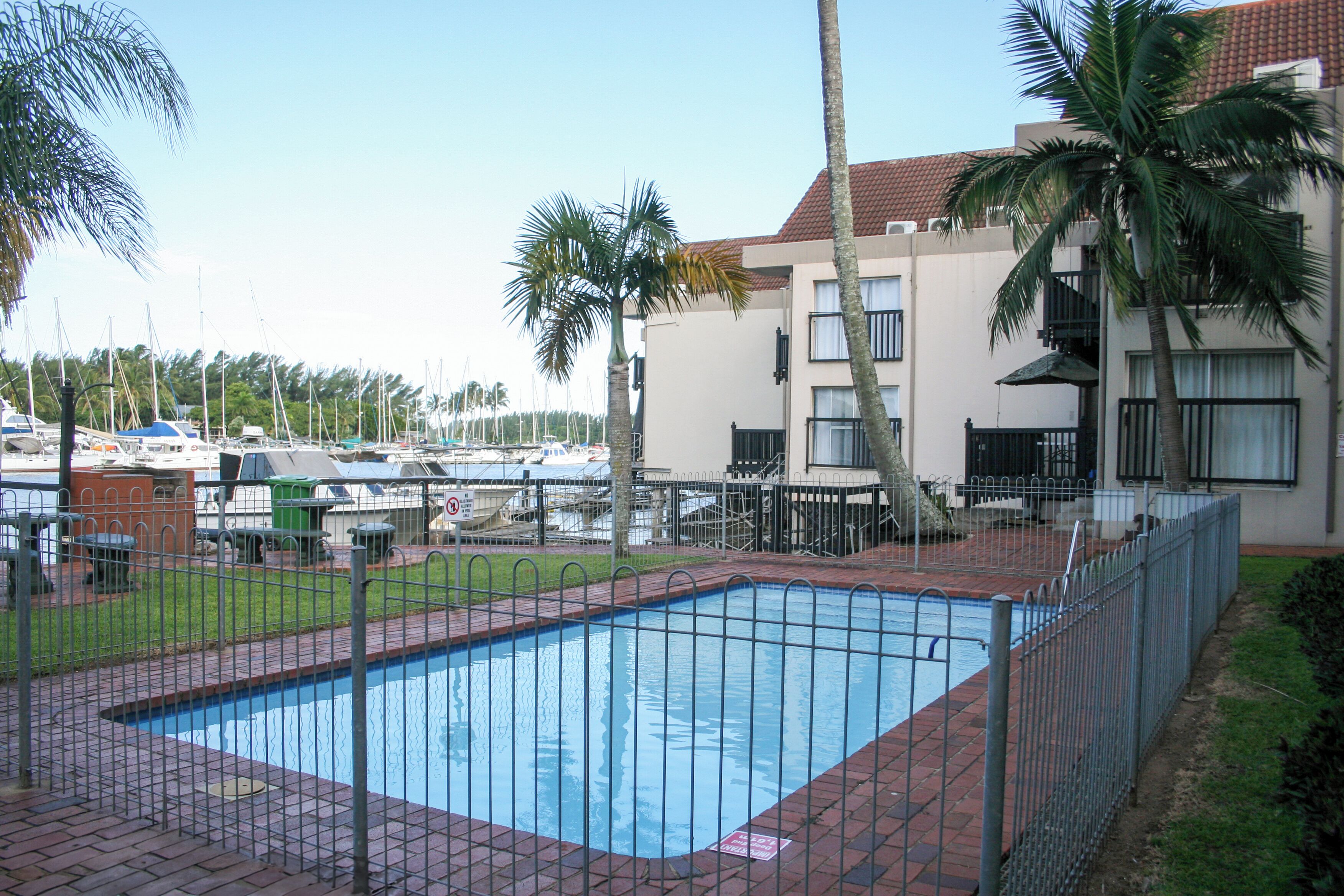 7 座室外游泳池