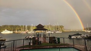 Een jachthaven met boten, een prieel en een zwembad.
