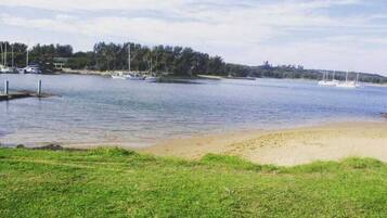 Playa privada y cabañas de uso gratuito