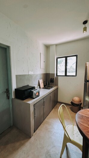 Deluxe-dobbeltværelse | Privat køkken | Mikrobølgeovn, ovn, kogeplade, køkkentøj/tallerkener/redskaber