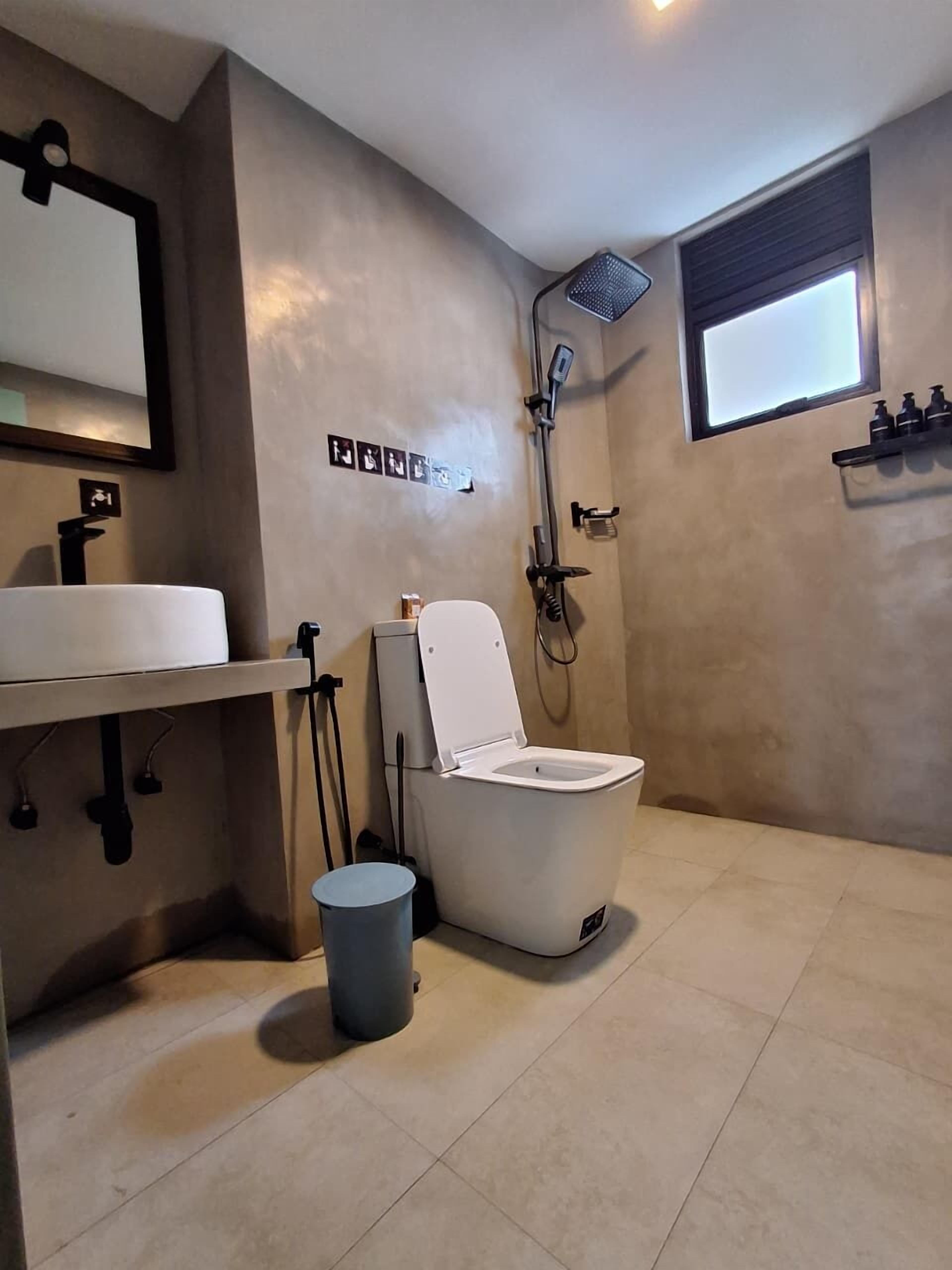 Deluxe Double Room | Bathroom | Hair dryer, towels, soap, shampoo