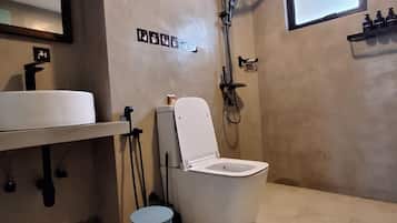 Deluxe Double Room | Bathroom | Hair dryer, towels, soap, shampoo