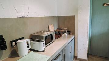 Microwave, oven, stovetop, cookware/dishes/utensils