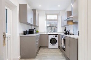 Private kitchen - Spacious Pet-Friendly 3-Bed Home (Church)