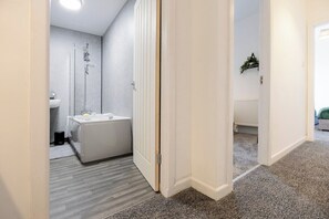 Assecador de cabells, tovalloles, sabó i paper higiènic 