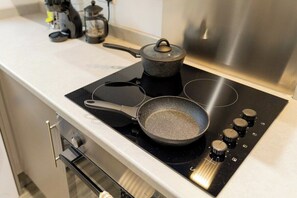 Private kitchen - Spacious Pet-Friendly 3-Bed Home (Church)