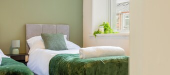 Modern Home, Great for Families, Sleeps 6!