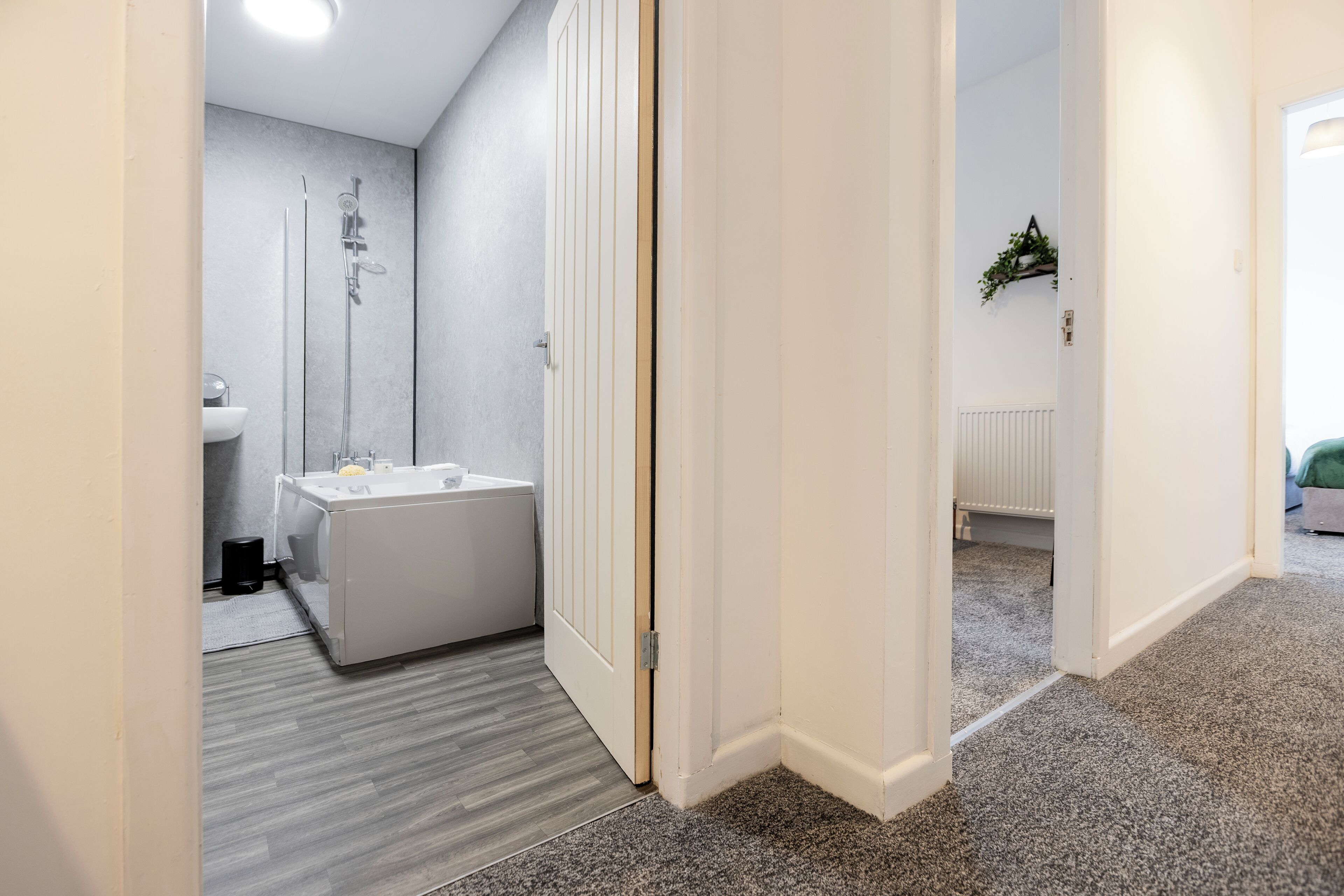 Sèche-cheveux, serviettes fournies, savon, papier toilette