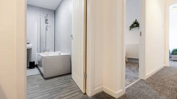 SĂšche-cheveux, serviettes fournies, savon, papier toilette