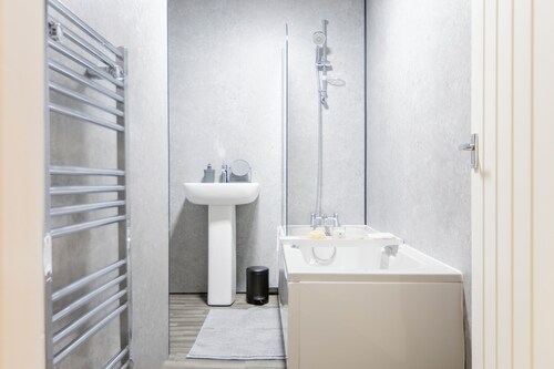 Modern Home, Great for Families, Sleeps 6!