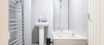 Modern Home, Great for Families, Sleeps 6!