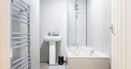 Modern Home, Great for Families, Sleeps 6!