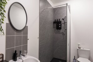 Een douche, een haardroger, handdoeken, zeep