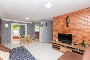 TV - Memora Guesthouse - House two blocks from the beach and 15 minutes from Ilha do Mel (Honey Island). (Pontal do Paraná)