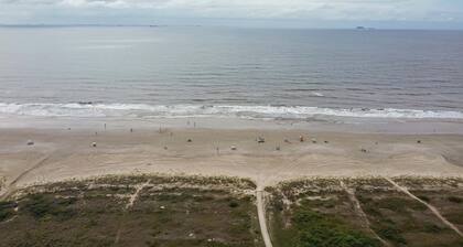 Memora Guesthouse - House two blocks from the beach and 15 minutes from Ilha do Mel (Honey Island).