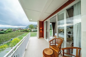 Superior Room | Desk