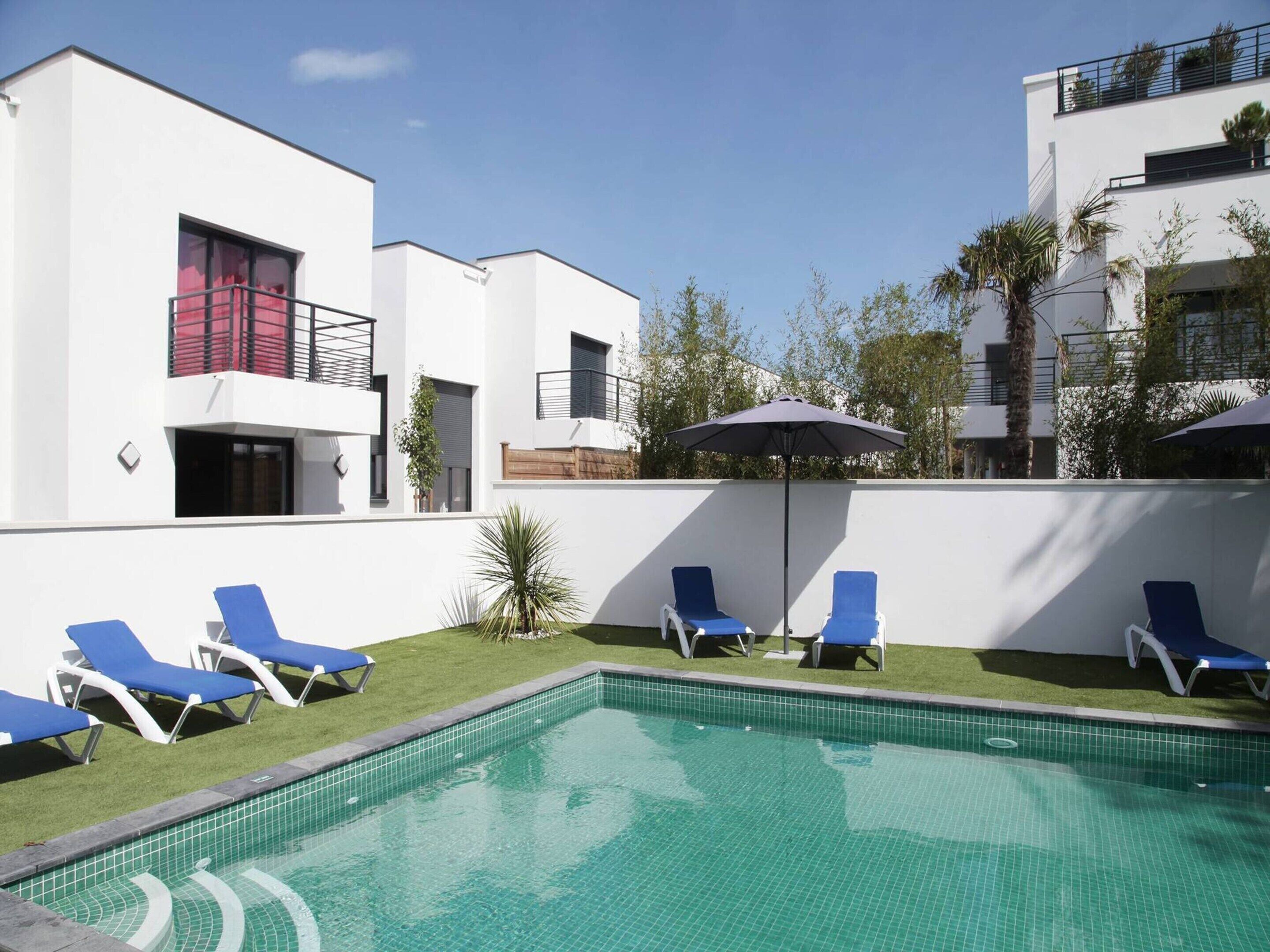 Villa | Alberca | Alberca al aire libre y alberca climatizada