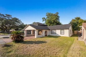 Exterior - Spacious 4-bedroom house near Med Center & Downtown (Houston)