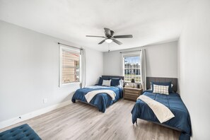 4 bedrooms, iron/ironing board, WiFi, bed sheets - Spacious 4-bedroom house near Med Center & Downtown (Houston)