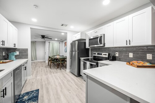 Spacious 4-bedroom house near Med Center & Downtown