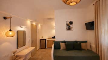 Dreibettzimmer, Balkon | Wohnbereich