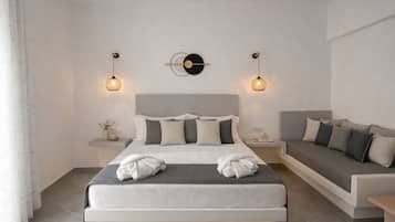 Dreibettzimmer, Balkon | Zimmersafe, individuell dekoriert, Schreibtisch, kostenlose Babybetten