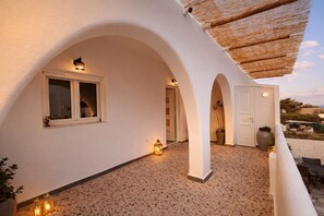 A building with white walls, arched doorways, and a tiled floor. - Dauti Central Suites (Karterádos)