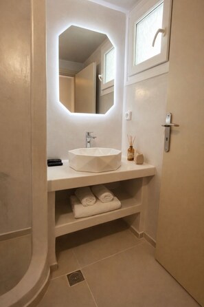 Twin Room, Balcony | Bathroom | Shower, hair dryer, towels, soap - Dauti Central Suites (Karterádos)