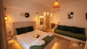 Dreibettzimmer, Balkon | Zimmersafe, individuell dekoriert, Schreibtisch, kostenlose Babybetten