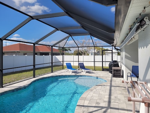 The Summer Hideout - Spacious house, heated pool, grill, beach gear
