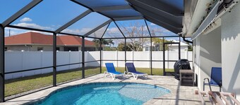 The Summer Hideout - Spacious house, heated pool, grill, beach gear