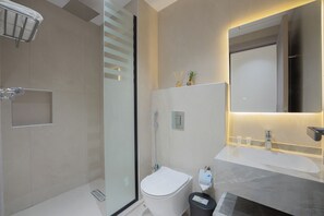 Apartamento superior | Baño | Ducha, artículos de higiene personal gratuitos, toallas y jabón