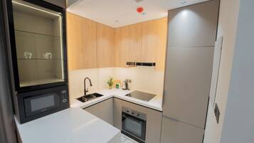 Apartament superior | Cuina bàsica privada | Frigorífic, microones, forn i utensilis de cuina, vaixella i coberteria