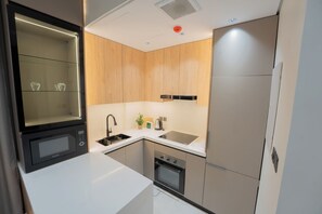 Departamento superior | Cocineta privada | Refrigerador, microondas, horno y utensilios de cocina 