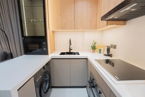 Superior apartman | Privát teakonyha | Hűtőszekrény, mikrohullámú sütő és sütő
