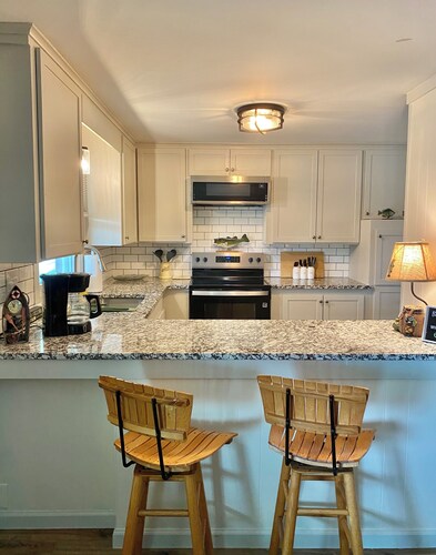 12 Acre Pond House Cottage in Chesterfield - come fish and paddle board! 2BR/2B