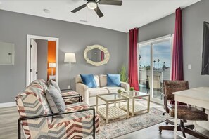 Living area - Stylish 2-Bedroom w/2 Balconies in Walkable Area (San Diego)